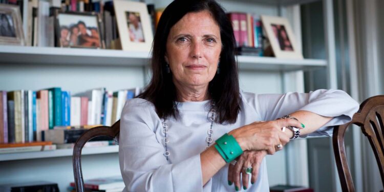 «Acá desde el más allá»: el gracioso tuit de Claudia Piñeiro para desmentir una noticia falsa sobre su muerte