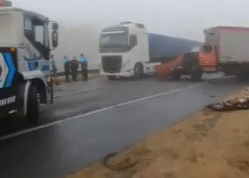 Por la niebla, cuatro camiones chocaron en la autopista Ezeiza-Cañuelas y hay heridos