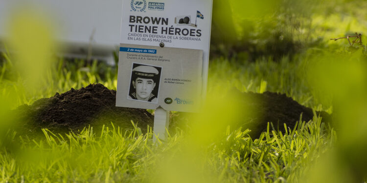 El municipio de Brown plantó árboles en la UNAB en homenaje a los ex combatientes de Malvinas