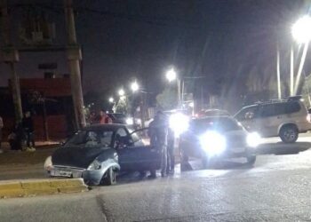 Longchamps: un auto chocó contra un boulevard y los vecinos alertan zona peligrosa
