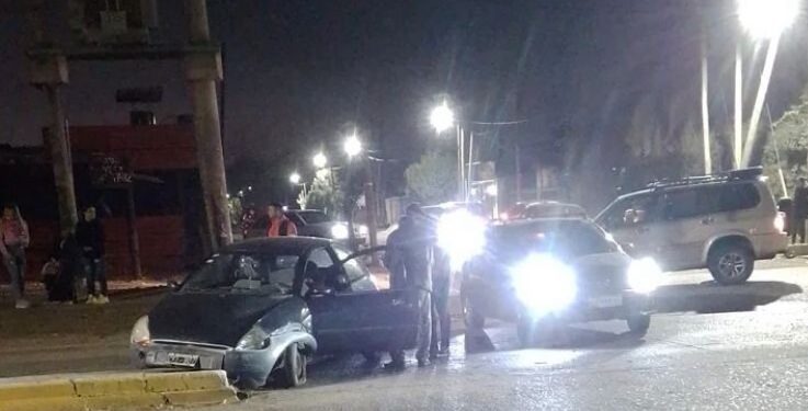 Longchamps: un auto chocó contra un boulevard y los vecinos alertan zona peligrosa