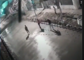 Solano: cuatro jóvenes caminaron sobre el asfalto recién hecho en una calle de Quilmes