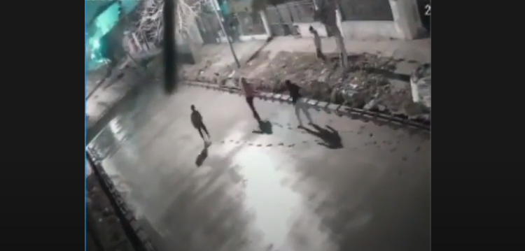 Solano: cuatro jóvenes caminaron sobre el asfalto recién hecho en una calle de Quilmes
