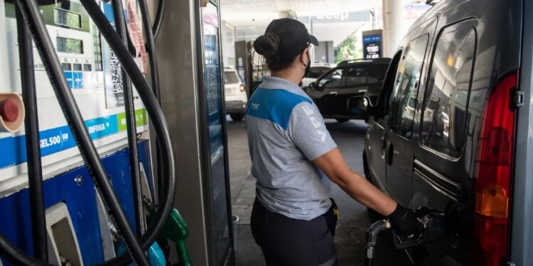 YPF importará 500.000 metros cúbicos de gasoil para abastecer la demanda