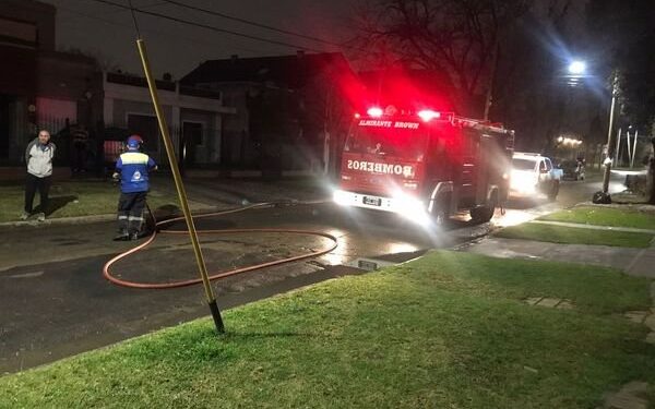 Adrogué: una vivienda reportó una pérdida de gas y los Bomberos acudieron al rescate