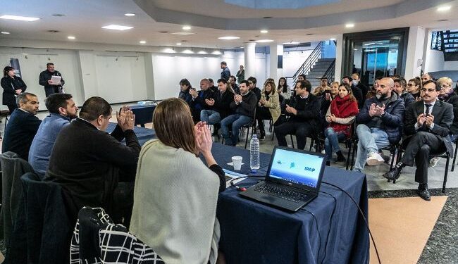 Capacitarán en lenguaje de señas a empleados municipales de Brown