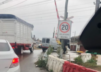 Burzaco: una camioneta se quedó en plenas vías y un conductor lo empujó para rescatarlo