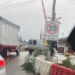 Burzaco: una camioneta se quedó en plenas vías y un conductor lo empujó para rescatarlo