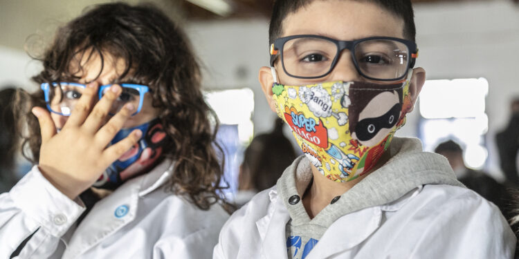 Entregaron lentes a alumnos de escuelas primarias de Brown