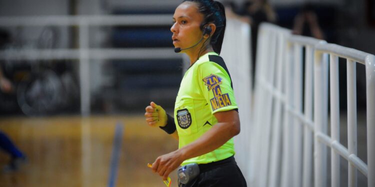 Golpearon a la árbitra del partido entre Claypole y Banfield