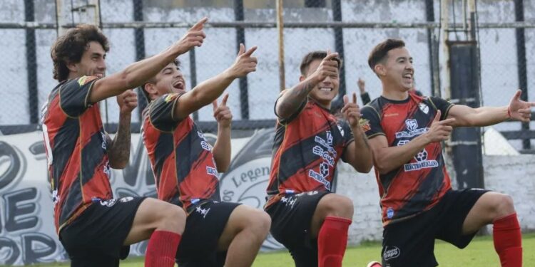 A Claypole le alcanzó con un tiempo para volver a la victoria