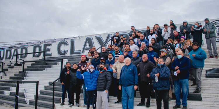 Claypole tiene una tribuna nueva en su estadio y construye un polideportivo