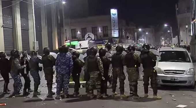 Avellaneda: asamblea con piedras, destrozos, heridos y gases lacrimógenos en Independiente