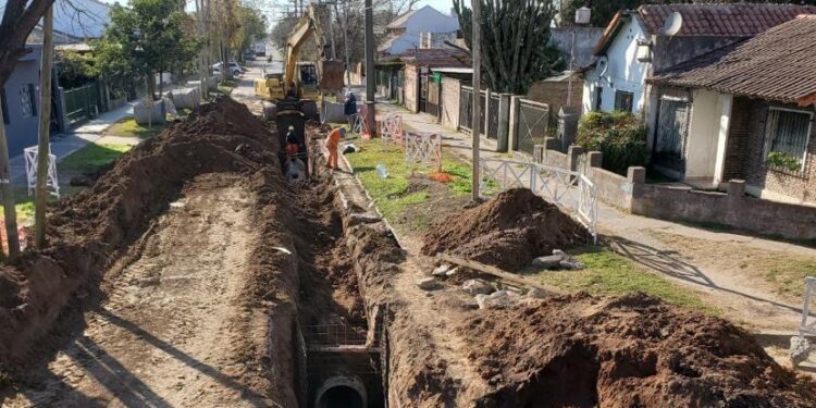 Con la obra hidráulica, arrancó la construcción del paso bajo nivel de Calzada