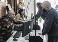 El municipio asiste a vecinos que quieren inscribirse para mantener el subsidio