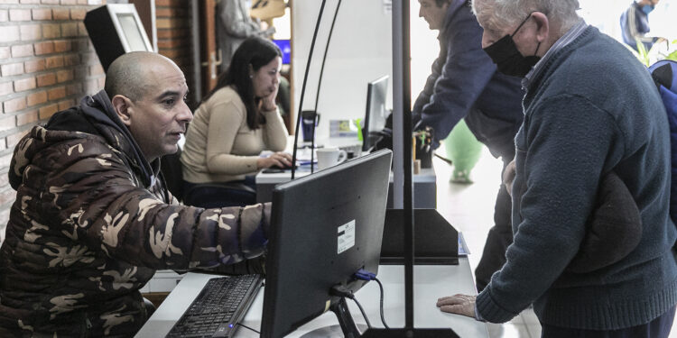 El municipio asiste a vecinos que quieren inscribirse para mantener el subsidio