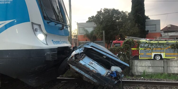 Adrogué: el tren arrolló a un automóvil que cruzó con las barreras bajas