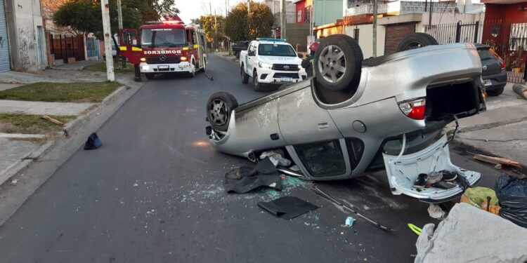 San José: espectacular vuelco de un auto tras chocar contra un poste