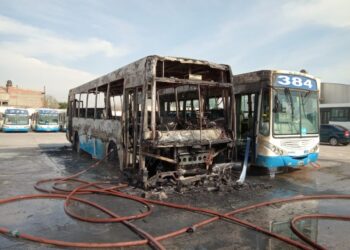 Se incendiaron dos colectivos de la línea 384 en Solano