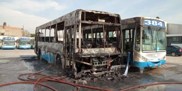 Se incendiaron dos colectivos de la línea 384 en Solano