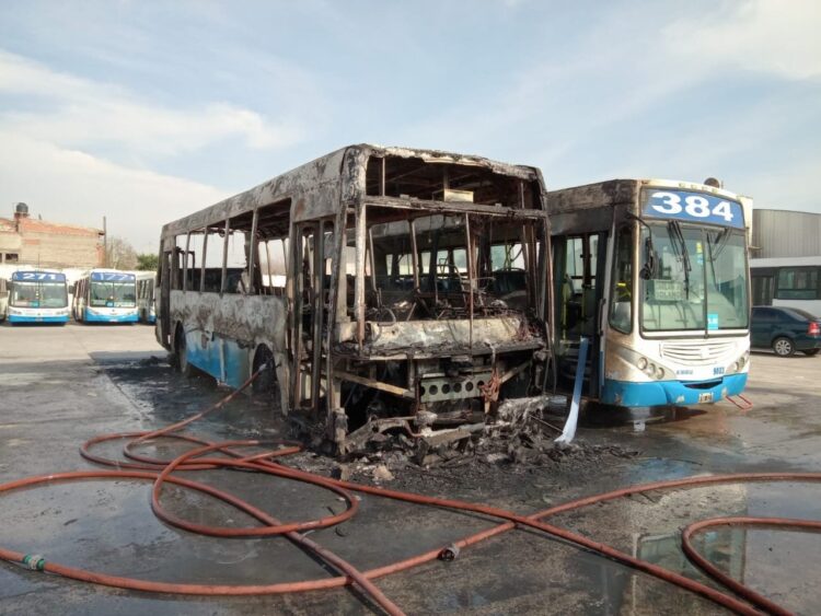 Se incendiaron dos colectivos de la línea 384 en Solano