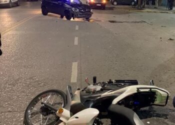 Impresionante choque entre un auto y una moto en plena avenida de Adrogué