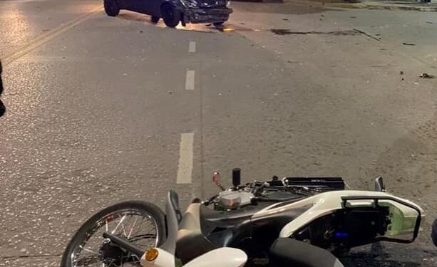 Impresionante choque entre un auto y una moto en plena avenida de Adrogué