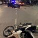 Impresionante choque entre un auto y una moto en plena avenida de Adrogué
