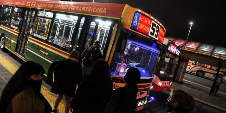 Sigue el paro nocturno de colectivos en más de 100 líneas que circulan por el AMBA