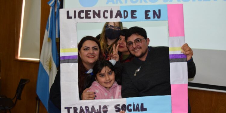 Varela: la UNAJ graduó a su primer estudiante trans