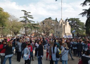 Burzaco: gran movilización de docentes en repudio de hechos violentos contra jardines públicos