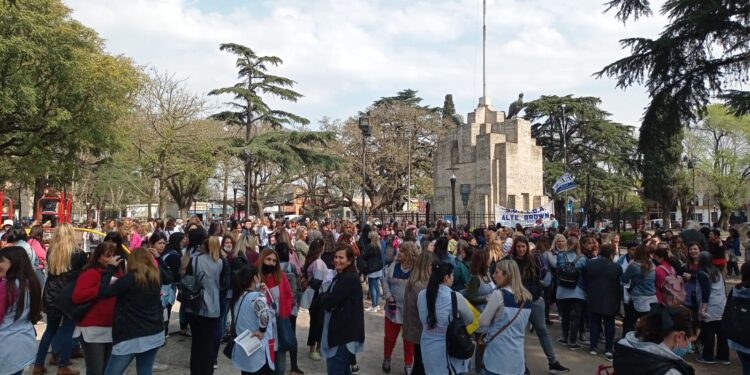 Burzaco: gran movilización de docentes en repudio de hechos violentos contra jardines públicos