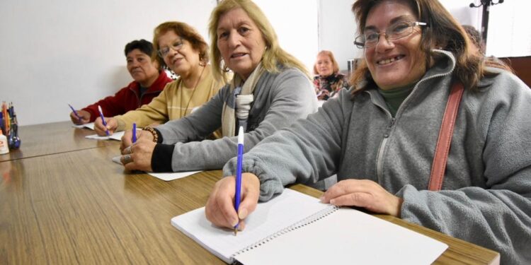 Con un programa municipal, adultos mayores culminan  sus estudios primarios en centros de jubilados