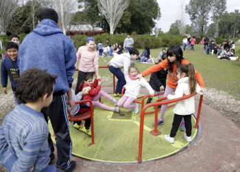 Feria de mujeres emprendedoras en Mármol y productores rurales en la Granja Educativa