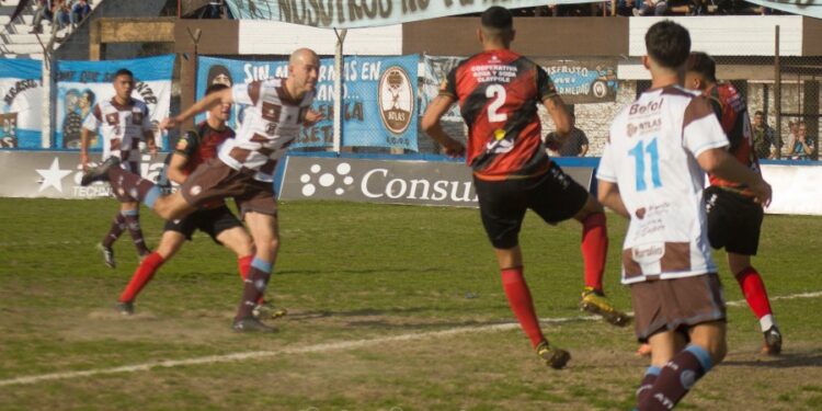Claypole se repuso con una goleada y le apunta a la Copa Argentina