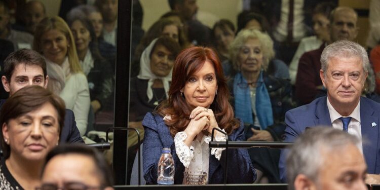 Lawfare: piden 12 años de prisión para Cristina y no la dejan declarar