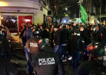 Con palos y gases, la Policía de la Ciudad reprimió la movilización en la casa de CFK