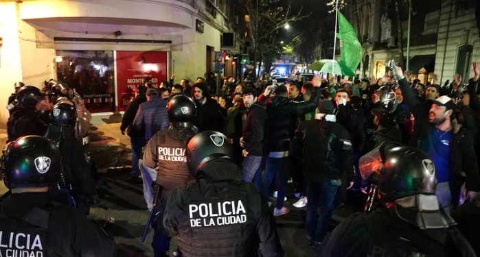 Con palos y gases, la Policía de la Ciudad reprimió la movilización en la casa de CFK