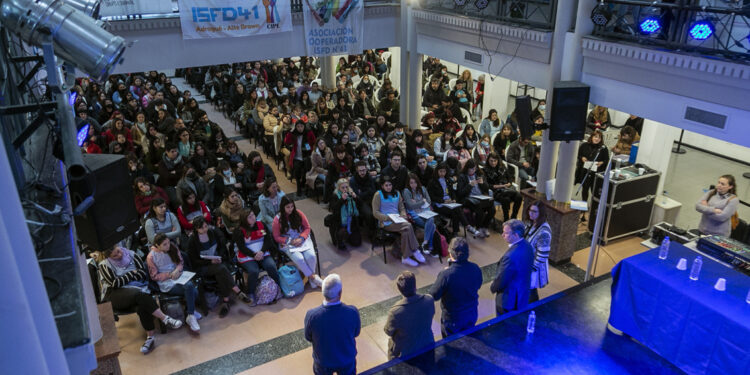 Más de 500 futuros docentes participaron de un cabildo abierto de la educación realizado en Brown