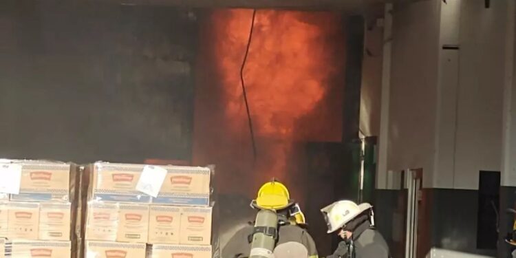 Se incendió una fábrica de galletitas en Lanús