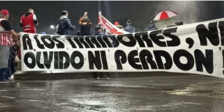 Hinchas de Los Andes marchan para pedir la salida del presidente y un llamado a elecciones