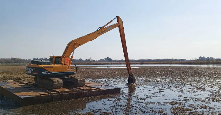 Empezó la obra de limpieza y recuperación de la laguna San Vicente