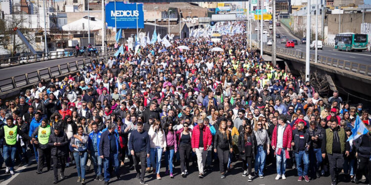 En Plaza de Mayo, en gran parte del país y hasta en Europa marchan para repudiar el intento de asesinato a Cristina