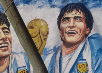 En Burzaco, Maradona y Héctor «El Negro» Enrique quedaron inmortalizados en un mural de campeones