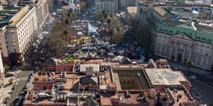 Multitudinaria marcha a Plaza de Mayo y llamado a la unidad nacional: «El odio afuera»