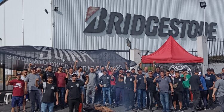 Lomas: Bridgestone cerró «temporalmente» por un conflicto gremial y los trabajadores marchan