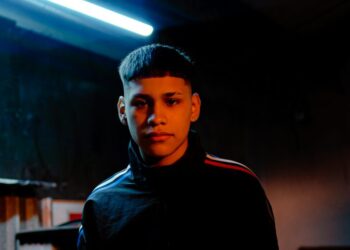 Alejo Isakk, el trapero de 16 años que graba sus canciones en El Jagüel con los pibes y pibas del barrio