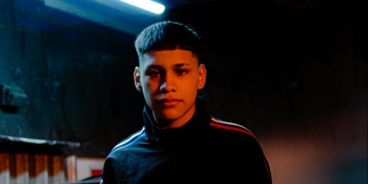 Alejo Isakk, el trapero de 16 años que graba sus canciones en El Jagüel con los pibes y pibas del barrio