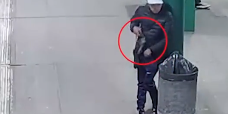 Banfield: quiso dejar un arma de fuego en un tacho de basura y la policía lo detuvo