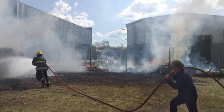 Extinguieron un incendio en una fábrica de Burzaco